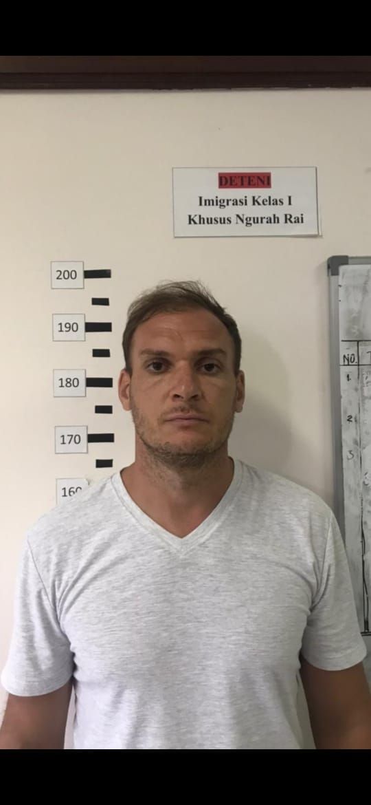 Warga negara asing (WNA) asal Rusia, Andrew Ayer alias Andrei Kovalenka, kabur dari Kantor Imigrasi Kelas I Khusus TPI Ngurah Rai