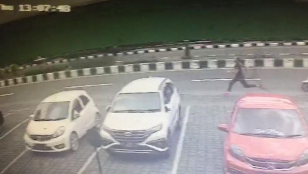 Warga negara asing (WNA) asal Rusia, Andrew Ayer alias Andrei Kovalenka, kabur dari Kantor Imigrasi Kelas I Khusus TPI Ngurah Rai