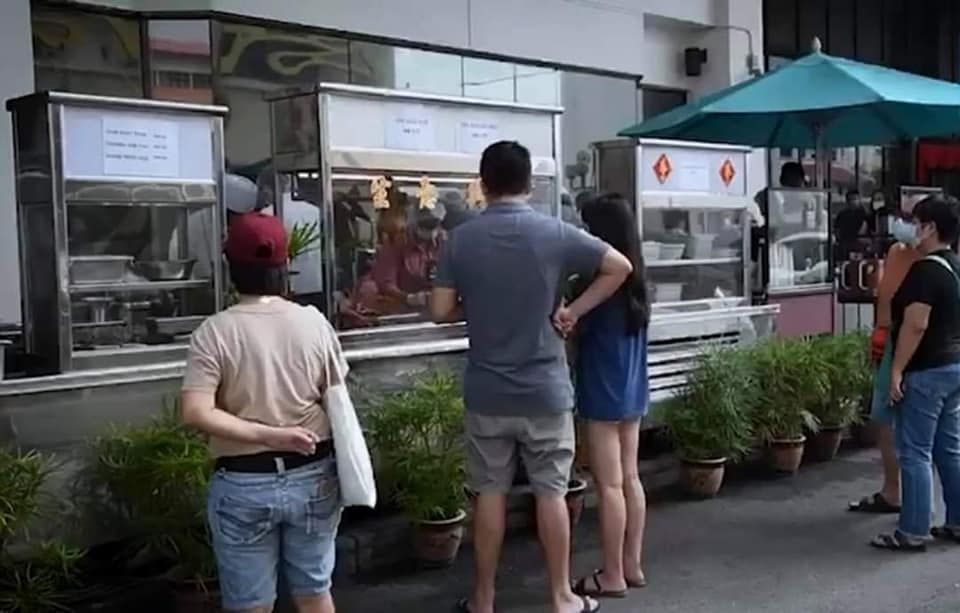 Agar Karyawan Tak Kena PHK, Manajer Hotel Rela Jualan Makanan di Jalan
