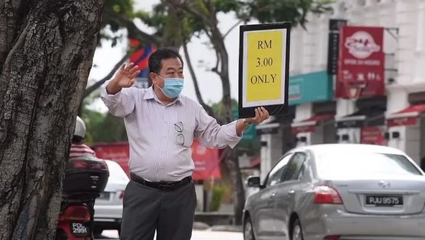 Agar Karyawan Tak Kena PHK, Manajer Hotel Rela Jualan Makanan di Jalan