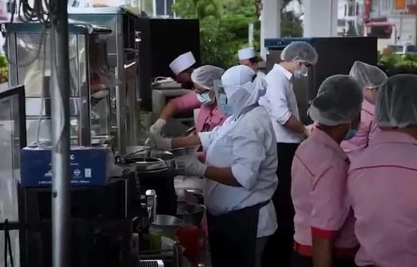 Agar Karyawan Tak Kena PHK, Manajer Hotel Rela Jualan Makanan di Jalan