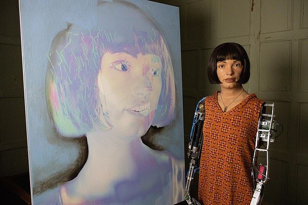Robot humanoid AI Ai-Da akan memamerkan serangkaian hasil lukisan berupa potret dirinya sendiri yang dia buat dengan melihat ke cermin.
