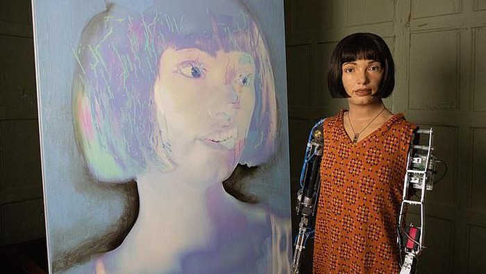Robot humanoid AI Ai-Da akan memamerkan serangkaian hasil lukisan berupa potret dirinya sendiri yang dia buat dengan melihat ke cermin.