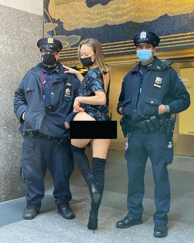 Pada Desember 2020, wanita yang kini berdomisili di New York ini bikin heboh dengan berpose memamerkan bokong. Di samping kiri-kanannya berdiri dua petugas NYPD yang memasang wajah serius. Foto: Instagram/@vegilates