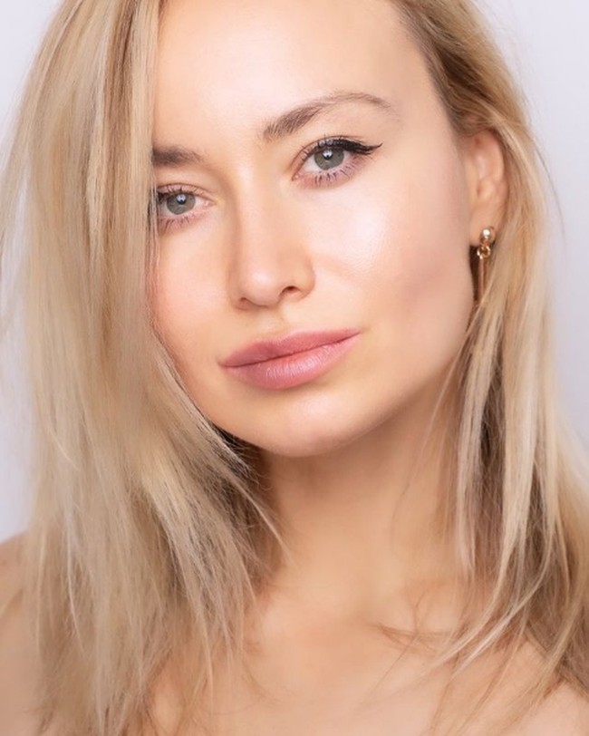 Kehidupan di sana keras dan brutal. Ada banyak orang minum-minum di sana. Banyak yang depresi. Caraku untuk lepas dari sini adalah banyak belajar. Saya anak yang kutu buku di sekolah, tuturnya seperti dikutip dari New York Post. Foto: Instagram/@vegilates