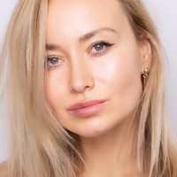 Kehidupan di sana keras dan brutal. Ada banyak orang minum-minum di sana. Banyak yang depresi. Caraku untuk lepas dari sini adalah banyak belajar. Saya anak yang kutu buku di sekolah, tuturnya seperti dikutip dari New York Post. Foto: Instagram/@vegilates