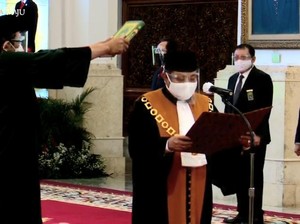 Jadi Wakil Ketua MA, Andi Samsan Nganro Bacakan Sumpah Jabatan di Depan Jokowi