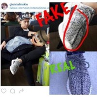 Sebagai salah satu artis Indonesia yang cukup terkenal, Glenn Alinskie seringkali terlihat tampil dengan mengenkan barang-barang mewah dan bermerek. Namun siapa sangka bahwa dirinya pernah kedapatan menggunakan Adidas Yeezy Boost 350 yang diduga KW atau palsu. Foto: Instagram