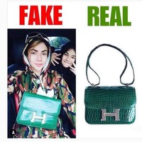 Barbie Kumalasari juga pernah terlihat memamerkan salah satu koleksi tas mewahnya yang diduga merupakan barang KW. Menurut salah satu unggahan akun Instagram, tas Hermes berwarna hijau milik Barbie Kumalasari itu memiliki perbedaan dengan tas Hermes yang asli. Foto: Instagram