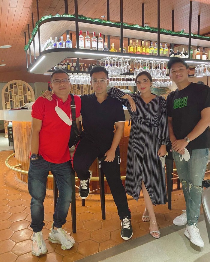 Ashanty Kompaknya Ashanty bersama Keluarga saat Kulineran