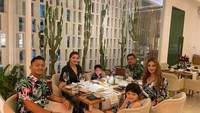 Ibu empat anak ini sering membagikan momen bersama keluarganya. Salah satunya saat kulineran di restoran mewah. Saking kompaknya mereka sampai mengenakan baju kembar. Foto: Instagram @ashanty_ash