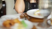 Nah, kalau yang satu ini adalah momen Ashanty saat menikmati pastry. Posenya yang manis membuat netizen  salah fokus. Foto: Instagram @ashanty_ash