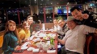 Kekompakan Ashanty dan keluarga juga terlihat ketika mereka menyantap Korean BBQ bersama. Foto: Instagram @ashanty_ash