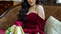 Mengenakan gaun merah, Ashanty terlihat seksi saat berada di restoran mewah. Foto: Instagram @ashanty_ash