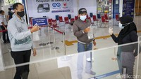 Kahumas PT KAI Daop 1 Jakarta Eva Chairunisa, mengatakan pada hari pertama layanan GeNose berlangsung di Stasiun Gambir, tercatat hingga pukul 13.00 WIB terdapat sekitar 250 calon penumpang yang telah menggunakan layanan tersebut.