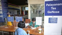 Adapun persyaratan untuk melakukan pemeriksaan GeNose C19 di stasiun adalah calon penumpang harus memiliki tiket atau kode booking KA Jarak Jauh yang sudah terbayar lunas.