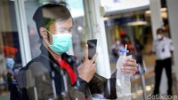 Seorang calon penumpang tampak mengabadikan alat tes screening COVID-19 dengan metode GeNose di Stasiun Gambir, Jakarta.