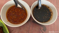 Untuk cocolannya ada dua tipe sambal. Pertama sambal goreng terasi yang rasanya mirip seperti sambal ayam kalasan, hanya saja sengatan pedasnya lebih terasa. Setelah itu ada sambal kecap cocok bagi yang tak suka pedas. Foto: detikFood