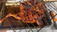 Satu ekor utuh Ayam Bakar Tempayan disajikan lengkap dengan ceker hingga leher. Ukurannya juga besar, capai 1 kg lebih per ekor karena menggunakan ayam negeri.  Foto: detikFood