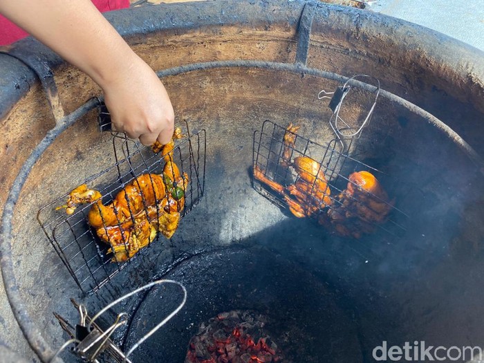 Ayam Tempayan Uinuk : Harumnya Ayam yang Dibakar dalam Tempayan Ayam Tempayan Uinuk : Harumnya Ayam yang Dibakar dalam Tempayan