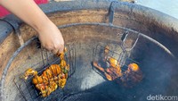 Bagian bawah tempayan diisi arang kayu rambutan yang terus menyala. Menghasilkan cita rasa ayam bakar yang unik, dan berbeda dari ayam bakar lainnya.Foto: detikFood