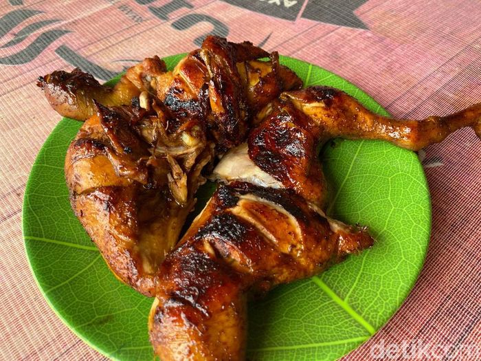 Uniknya Makan Ayam Bakar Harum yang Dipanggang dalam Tempayan - Foto 6