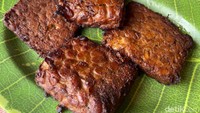 Kemudian ada menu Tempe Tempayan, tampilannya mirip seperti tempe bacem. Rasanya manis gurih, enak dicocol dengan sambal. Foto: detikFood