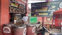 Biasanya ayam bakar dipanggang atau dibakar di atas api kompor, api arang atau alat panggang elektrik. Berbeda dengan menu di restoran Ayam Tempayan Uinuk yang terkenal di wilayah Cileungsi, Bogor. Foto: detikFood