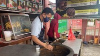 Di sini semua ayam bakar, dibakar di dalam tempayan. Wadah besar atau guci yang dibuat tanah liat atau tembikar.  Foto: detikFood