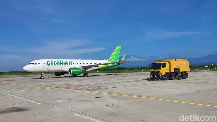 Bandara Banyuwangi kembali membuka penerbangan sejak Minggu (14/2). Sebelumnya, bandara tersebut ditutup selama 7 hari terdampak abu vulkanik.