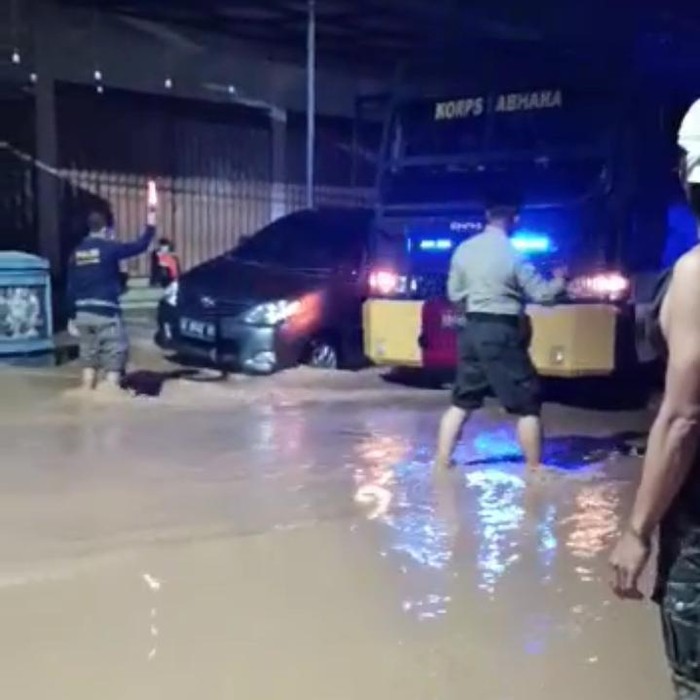 Banjir di Nganjuk terjadi di Nganjuk sejak Minggu (14/2). Rumah Sakit Islam (RSI) Aisyiyah di Jalan Imam Bonjol juga kebanjiran.