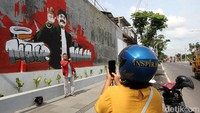 Mural tersebut mejeng di kawasan Jalan Juanda, Pucang Sawit, Solo, Jawa Tengah.