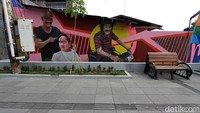 Tak hanya satu, sejumlah mural-mural lainnya pun mejeng disepanjang tembok Jalan Juanda.