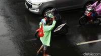 Hujan yang tidak menentu membuat banyak orang yang tidak sempat menyiapkan jas hujan. Hal ini yang banyak dimanfaatkan oleh para penjual jas hujan dadakan untuk menjajakan jualannya.