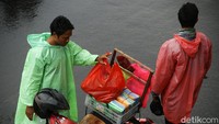 Jas hujan ini dijual dengan harga Rp 8 ribu sampai Rp 15 ribu. 