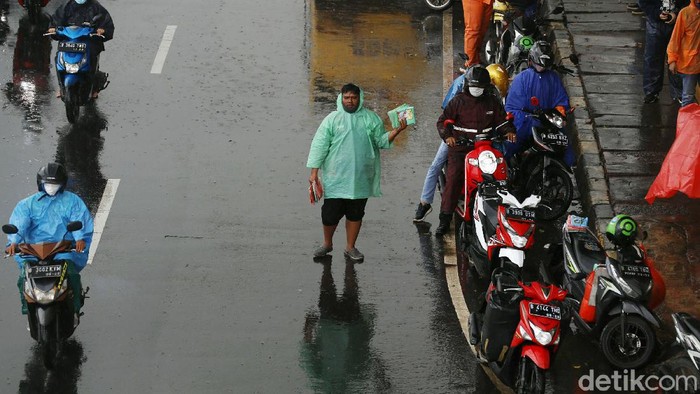 Berkah Penjual Mantel di Tengah Guyuran Hujan Hujan deras yang mengguyur wilayah Jakarta dan sekitarnya menjadi berkah bagi penjual jas hujan. Dagangannya laris dibeli pengendara sepeda motor.