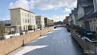 Parit atau selokan sekitar perumahan di sudut Kota Utrecht pun membeku.