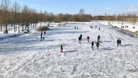 Danau buatan di Kota Utrecht yang cukup ramai dengan para pemain ski es.