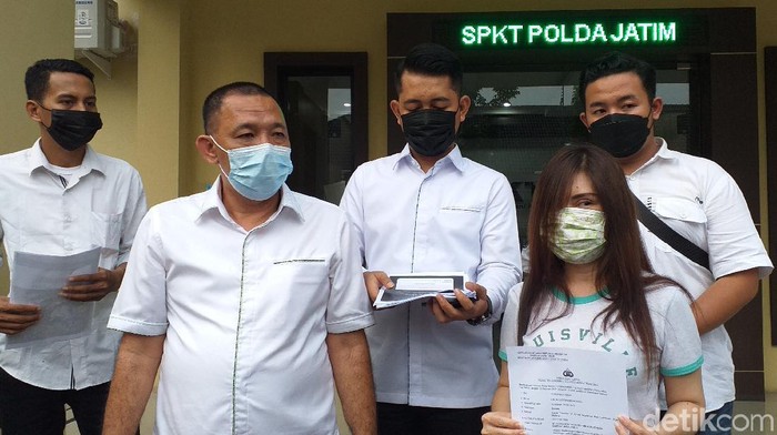 Bos sebuah perusahaan minyak kayu putih dilaporkan mantan istrinya ke Polda Jatim. Laporan itu dilayangkan karena terlapor tidak mengakui anak kandungnya atau memalsukan akta autentik.