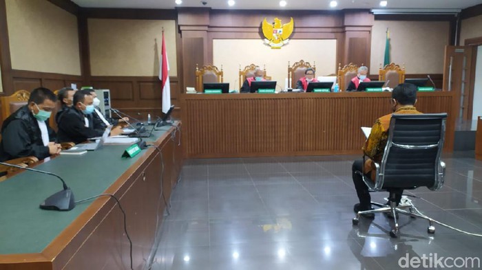Brigjen Prasetijo Utomo membacakan pleidoi