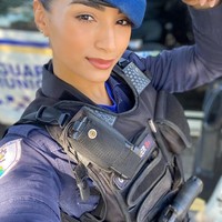 Bruna merupakan polisi kota yang bertugas mengatur lalu lintas. Punya penampilan yang cantik dan seksi, wanita 32 tahun itu juga jadi selebgram setelah punya banyak pengikut di Instagram. Foto: Instagram @brunascalzer