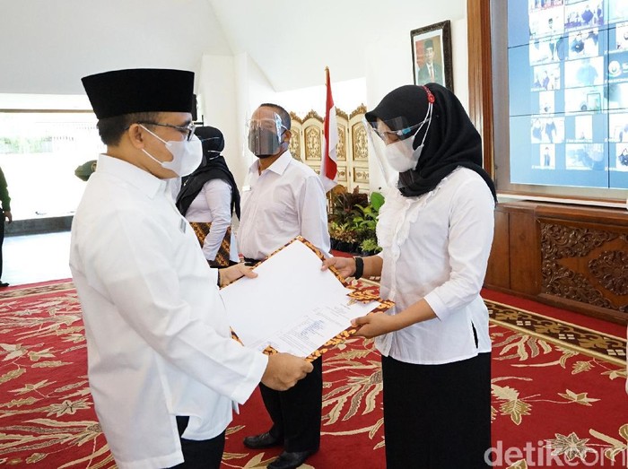 Bupati Banyuwangi Abdullah Azwar Anas menyerahkan simbolis Surat Keputusan (SK) pengangkatan tersebut.