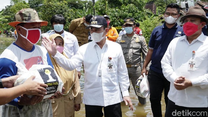 Bupati Pati Haryanto saat memantau banjir di Desa Babalan Kecamatan Gabus, Senin (15/2/2021).