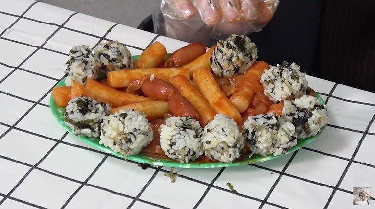 cara makan tteokbokki ala orang Korea