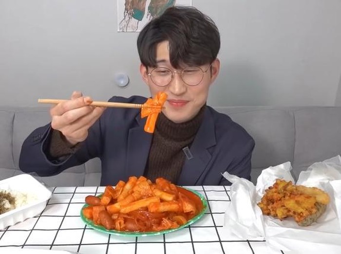 cara makan tteokbokki ala orang Korea cara makan tteokbokki ala orang Korea