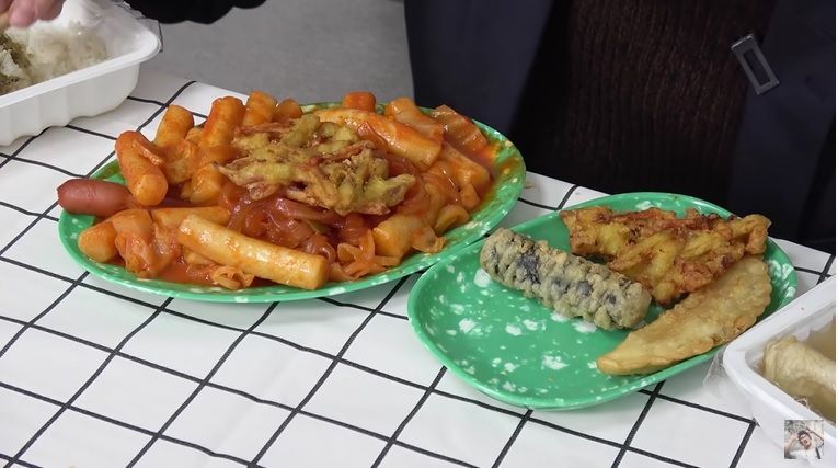 cara makan tteokbokki ala orang Korea