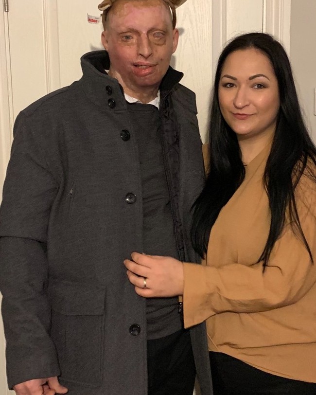 Daniel bersyukur ada wanita yang bisa mencintainya dengan tulus. Pasangan itu kini telah dikaruniai seorang anak.  Foto: Instagram