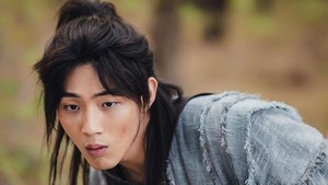 Ji Soo sempat dihantam rumor bullying dan pelecehan saat sekolah hingga kariernya terhenti total. Ia menghilang tanpa kabar setelah kontroversinya pecah. Foto: Dok. KBS2