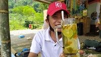 Wisatawan yang datang ke Embung juga bisa mencoba minuman khas yang terdiri dari kunyot, serai jeruk nipis jawa dituangkan dengan air panas dan gula pasir, namanya Sekembang.