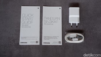 Dalam kotak penjualannya terdapat buku petunjuk, charger dan kabel data. Foto: Adi Fida Rahman/detikINET